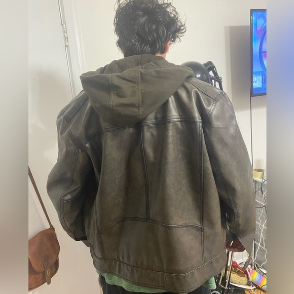 Vintage, LEVI’S, brown, distressed, leather jacket, with sherpa interior. - Picture 4 of 11